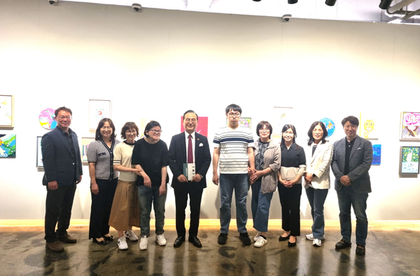 박상돈(왼쪽 다섯번째)천안시장이 3일 신불당아트센터 M갤러리를 찾아 잘달장애 작가들의 작품 전시회를 응원했다.