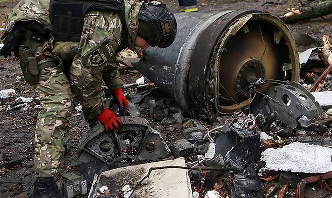 우크라이나군 폭발물제거요원이 지난 1월 2일(현지시간) 우크라이나 하르키우 일대에 낙하한 북한 미사일 잔해를 조사하고 있다. 로이터연합뉴스