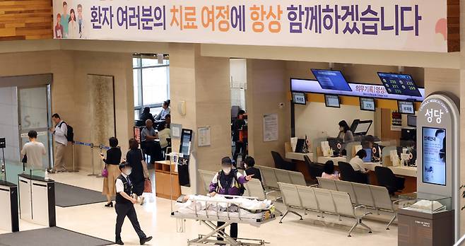 3일 서울 서초구 가톨릭대학교 서울성모병원에서 환자와 보호자가 이동하고 있다.    뉴스1