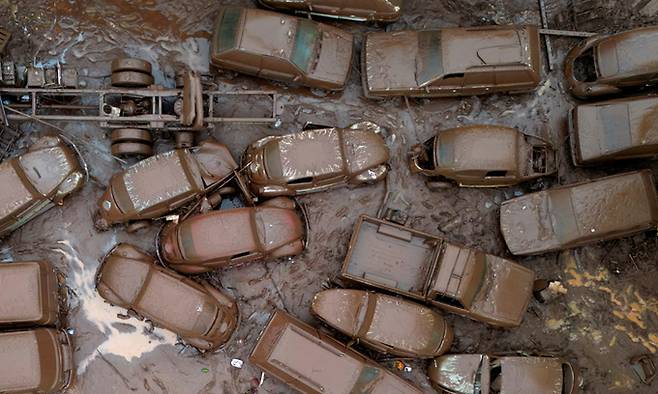 홍수로 물에 잠긴 브라질 히우그란지두술주 엔칸타도에서 3일(현지시간) 자동차들이 쓰레기와 진흙에 뒤덮여 있다. 엔칸타도=로이터연합뉴스