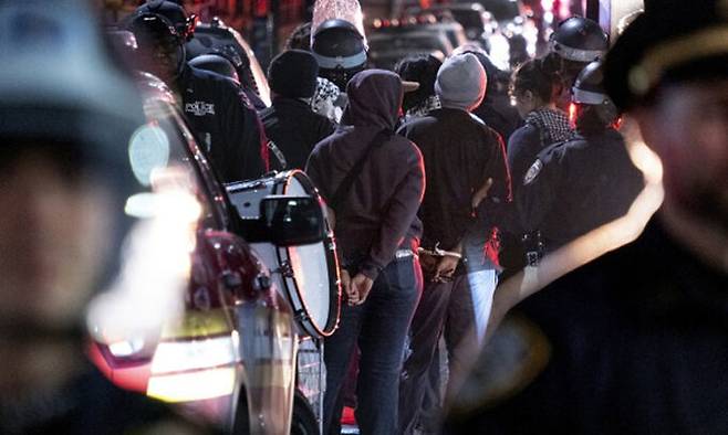 경찰에 연행되는 컬럼비아대 시위대. AP연합뉴스