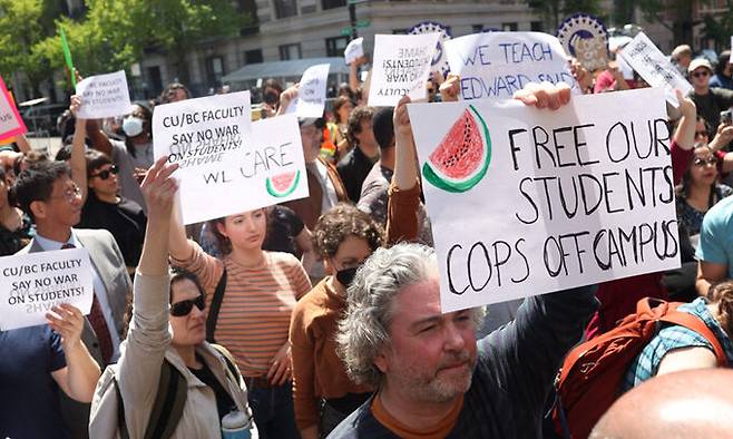 미국 컬럼비아대 교수들이 지난 1일(현지시간) 뉴욕 컬럼비아대 캠퍼스 밖에서 경찰에 체포된 학생들의 석방을 요구하는 시위를 벌이고 있다. 이날 경찰은 컬럼비아대 캠퍼스에서 친팔레스타인 시위를 벌이던 이 학교 학생 수백명을 체포했다. AFP연합뉴스