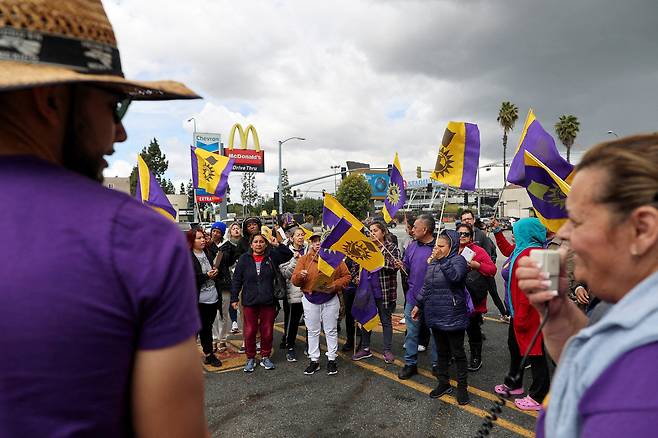 4월5일 미국 캘리포니아주 패스트푸드 노동자들이 최저임금 인상을 축하하는 집회를 열었다. ⓒREUTERS