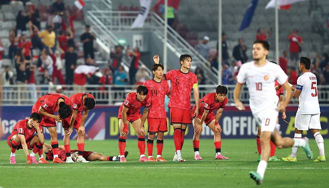 4월25일(현지시간) 카타르 도하에서 열린 2024 아시아축구연맹(AFC) U-23 아시안컵 8강전 대한민국과 인도네시아의 승부차기에서 10대11로 패배하며 올림픽 본선 진출이 좌절된 한국 선수들이 아쉬워하고 있다. ⓒ뉴시스