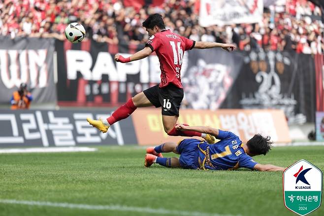 최준(가운데)이 상대 태클을 피하고 있다. /사진=한국프로축구연맹 제공