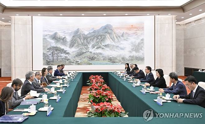 중국 한정 부수석과 아르헨티나 대표단의 회의 (베이징 신화=연합뉴스) 지난 29일 중국 베이징에서 한정 부수석이 아르헨티나 대표단과 회의를 하고 있다.