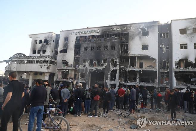 이스라엘군과 하마스의 충돌로 손상된 알시파 병원에 모여든 팔레스타인 주민들 [신화 연합뉴스 자료사진. 재판매 및 DB 금지]