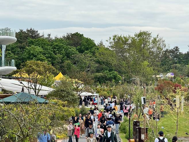 전남 최초 정원형 식물원 '산이정원' (서울=연합뉴스) 4일 전남 솔라시도에 개장한 산이정원에 전국에서 5천여명이 방문했다. [보성그룹 제공. 재판매 및 DB 금지]
