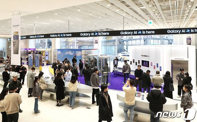 삼성전자는 최신 플래그십 스마트폰 '갤럭시S24 시리즈' 국내 판매량이 100만대를 돌파했다고 28일 밝혔다. (삼성전자 제공) 2024.2.28/뉴스1