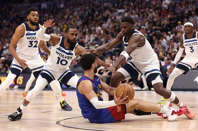 NBA 미네소타가 덴버를 꺾고 4강 플레이오프 1차전에서 기선 제압에 성공했다. ⓒ AFP=뉴스1