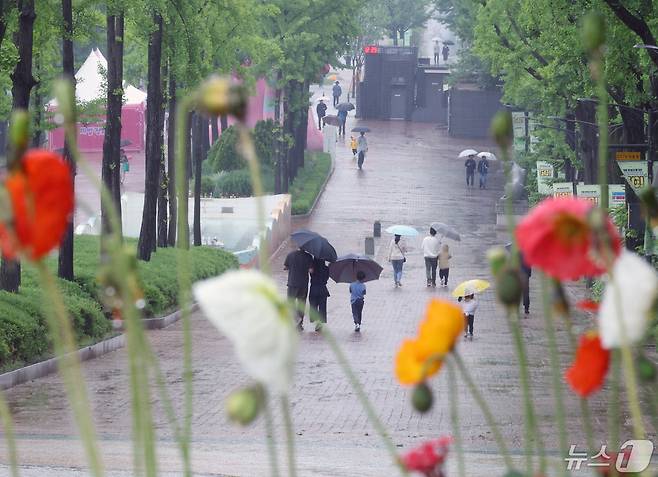 전국적으로 비가 내리고 있는 5일 서울 광진구 능동 어린이대공원을 찾은 시민들이 우산을 받쳐 든 채 공원을 걷고 있다. 2024.5.5/뉴스1 ⓒ News1 박정호 기자