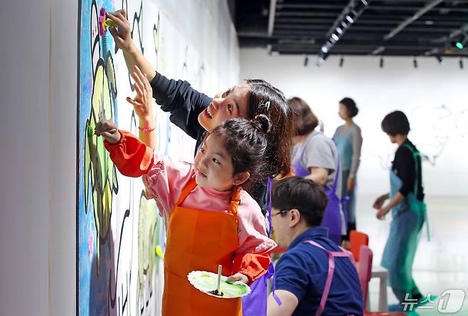 어린이날인 5일 대구 수성구 수성아트피아에서 열린 '2024 수성아트피아 키즈 페스티벌'을 찾은 어린이가 엄마와 함께 미술관 속 동물원 벽화 그리기 체험을 하고 있다. 2024.5.5/뉴스1 ⓒ News1 공정식 기자