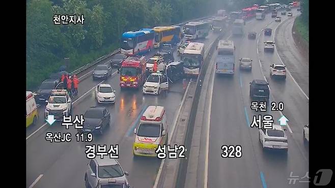 5일 오후 3시께 충남 천안 경부고속도로 부산방향 목천부근에서 차량 6대가 연쇄 추돌하는 사고가 발생했다. (한국도로공사 CCTV 갈무리)/뉴스1
