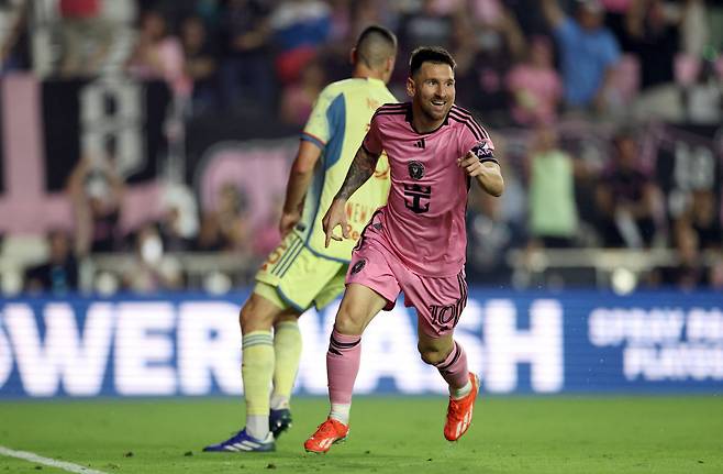May 4, 2024; Fort Lauderdale, Florida, USA; Inter Miami CF forward Lionel Messi (10) reacts after scoring during the second half against the New York Red Bulls at Chase Stadium. Mandatory Credit: Nathan Ray Seebeck-USA TODAY Sports<저작권자(c) 연합뉴스, 무단 전재-재배포, AI 학습 및 활용 금지>
