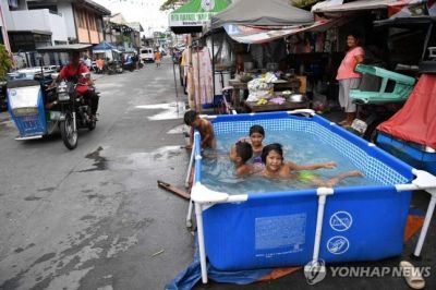 필리핀 마닐라에서 어린이들이 임시 수영장에서 더위를 식히고 있다 [이미지출처=연합뉴스]
