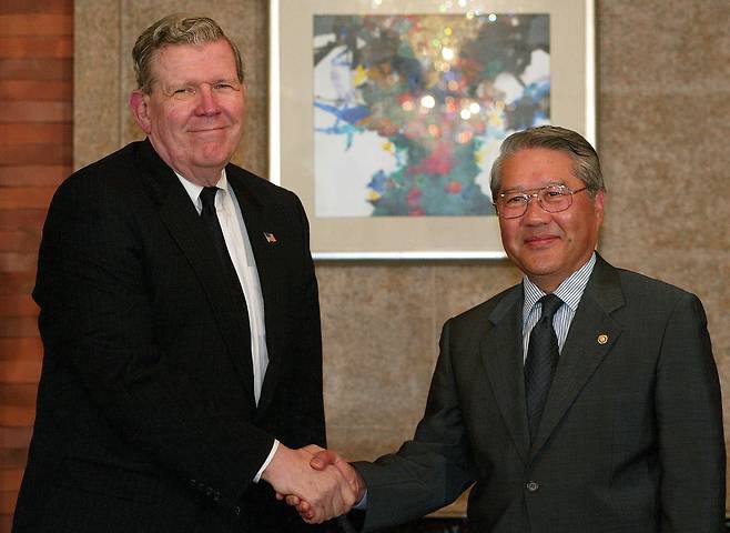 지난 2002년 10월 5일 방북을 마치고 방한한  제임스 켈리 미국 국무부 차관보가 최성홍 외교통상부 장관과 만나 악수하고 있다./조선일보 DB