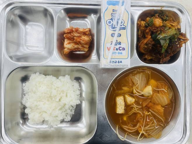 학교 측이 공개한 지난달 26일 급식 사진. /A중학교 홈페이지