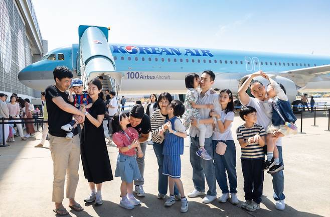 대한항공이 지난 4일부터 오는 6일까지 서울 강서구 대한항공 본사 격납고를 개방해 임직원 가족을 초청하는 '패밀리데이(Family Day)' 행사를 개최했다고 5일 밝혔다. 사진은 기념 촬영하는 대한항공 '패밀리데이' 행사 참석자들./대한항공 제공