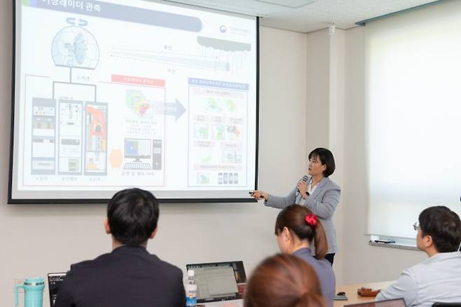 강릉 기상레이더에 대해 설명하는 김정희 기상청 국가기상레이더센터장. 기상청 제공
