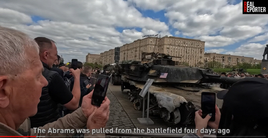 러시아 모스크바 광장에 등장한 에이브럼스 전차 노획물. <유튜브 캡처>