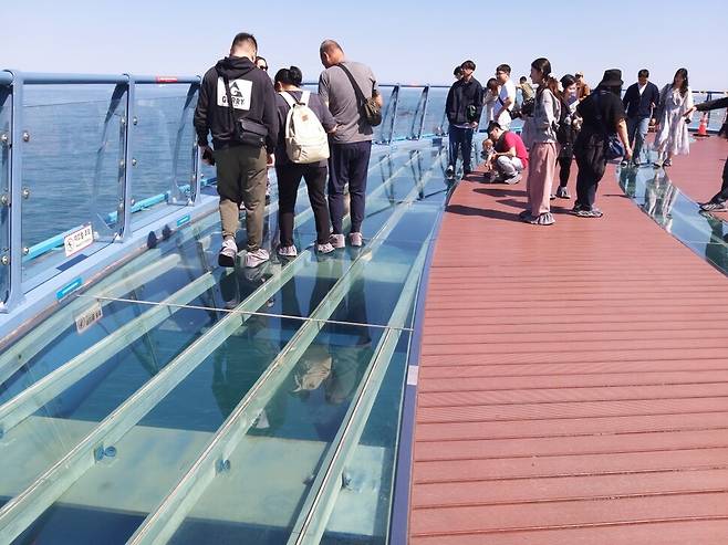청사포 다릿돌전망대(높이 20m)에서 관광객들이 아래를 보고 있다. 김광수 기자