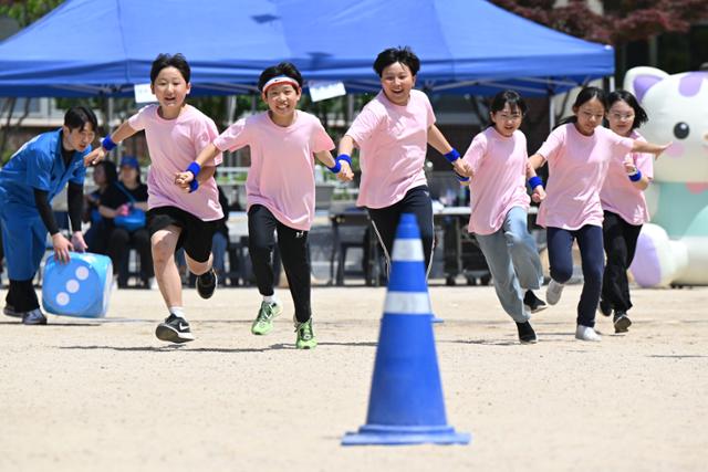 어린이날을 이틀 앞둔 3일 서울 마포구 서교초등학교에서 열린 운동회에서 어린이들이 즐거운 표정으로 달리고 있다. 박시몬 기자