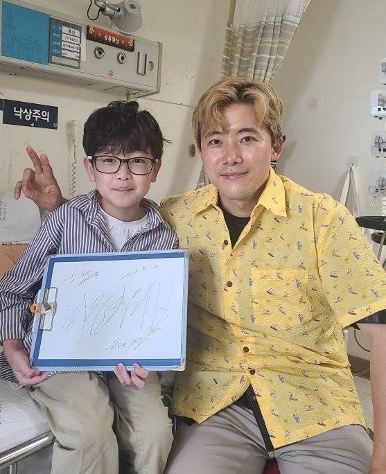 4일 서울대병원 어린이병원에 입원한 윤산(10) 군을 찾은 유튜버 ‘허팝’(오른쪽)과 산이. 사진 윤산 가족 제공