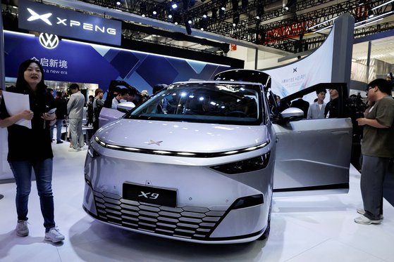 지난달 열린 베이징 모터쇼에 전시된 중국 전기차 샤오펑X9. 로이터=연합뉴스