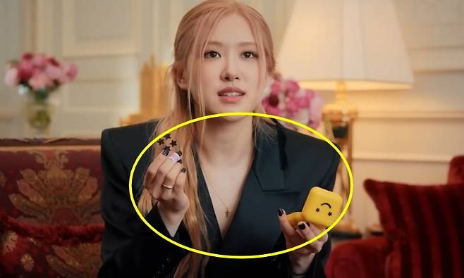 별 모양의 여드름 패치를 소개하는 블랙핑크 로제. /사진=유튜브 'Vogue France' 캡처