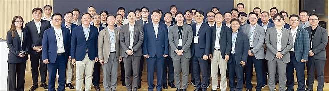 서울대 이차전지혁신연구센터가 주최한 ‘제1회 현안 세미나’에서 배터리 3사 최고기술책임자 등 40여 명의 참석자가 기념 사진을 찍고 있다.  성상훈 기자