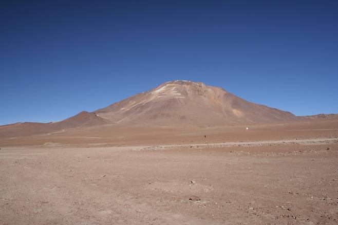 ‘도쿄대 아타카마 천문대(TAO)’가 들어선 칠레 아타카마 사막의 차난토르 고원 꼭대기 전경. 아타카마 사막이 애초 수증기가 적은 건조지대라는 점이 적외선 관측에 도움이 된다. 도쿄대 제공
