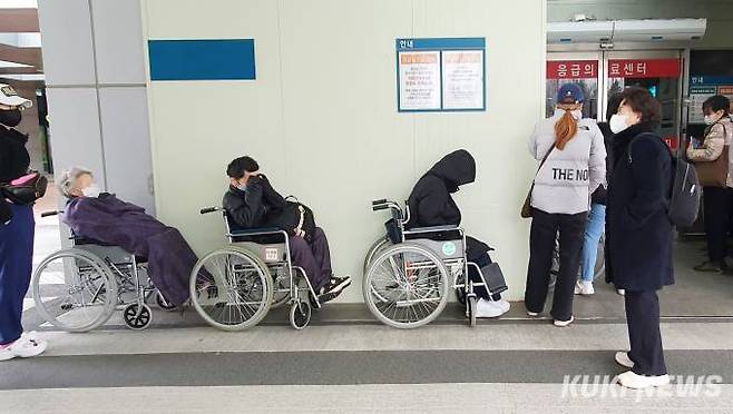 지난달 11일 서울 한 대형병원에서 환자들이 진료 대기하고 있는 모습. 사진=곽경근 대기자