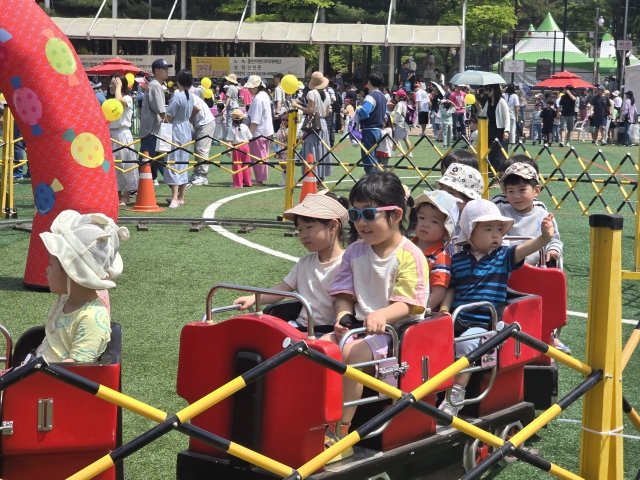 어린이들이 4일 경기도 화성 센트럴파크에서 열린 동탄 어린이 축제에서 레일기차를 타고 있다.