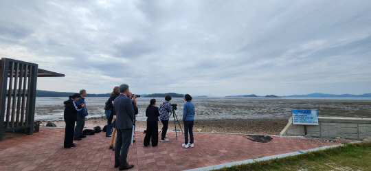 충남도와 와덴해 공동사무국 관계자들이 지난달 22일 가로림만을 방문해 ‘가로림만 국가해양생태공원 조성사업’ 교류·협력 방안 등을 논의했다. [사진제공=충남도]