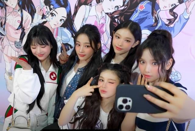 아이폰을 홍보하고 있는 뉴진스 [뉴진스 공식 유튜브 채널]