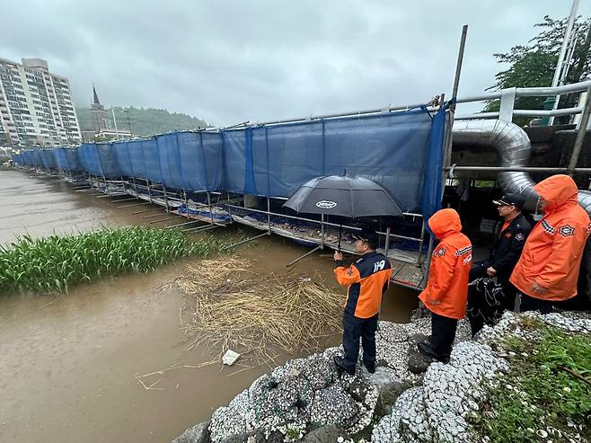 5일 오후 전날부터 205㎜ 이상 폭우가 내린 전남 보성군에서 정용인 보성소방서장이 관내 재해 취약 지역을 안전 순찰하고있다.[연합]
