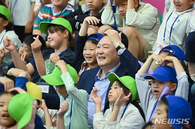 [서울=뉴시스]윤석열 대통령이 5일 청와대 연무관에서 열린 제102회 어린이날 초청행사에서 어린이들과 기념촬영을 하고 있다. (사진=대통령실 제공) 2024.05.05. photo@newsis.com