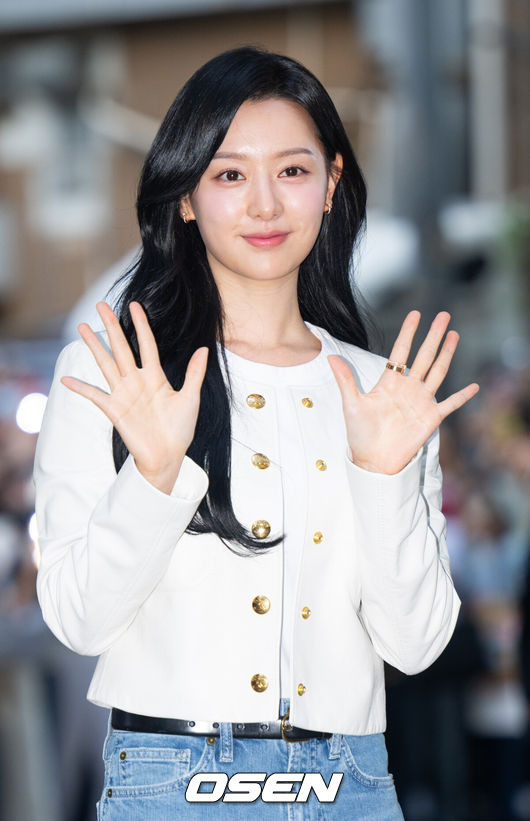 [OSEN=김성락 기자] 27일 오후 서울 영등포구 여의도의 한 음식점에서 tvN 토일드라마 ‘눈물의 여왕’ 종방연 행사가 열렸다. 드라마 ‘눈물의 여왕’은 '눈물의 여왕'은 21.6%의 시청률을 기록하며 큰 사랑을 받았다. 배우 김지원이 취재진을 향해 포즈를 취하고 있다. 2024.04.27 / ksl0919@osen.co.kr