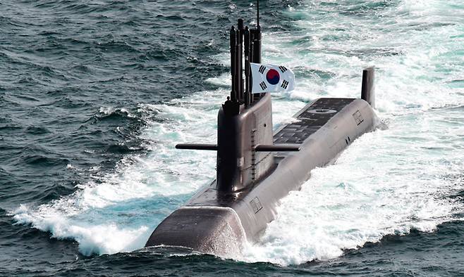 한국 해군 잠수함 도산안창호함이 수상항해를 하고 있다. 세계일보 자료사진