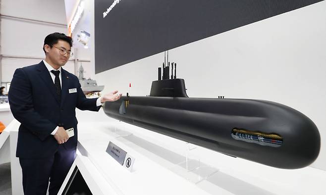 지난 4월 24일 경남 창원시 진해구 해군사관학교에서 열린 ‘2024 이순신방위산업전(YIDEX)’에서 한화오션 부스에서 관계자가 장보고-III 배치-II 잠수함을 소개하고 있다. 창원=뉴스1