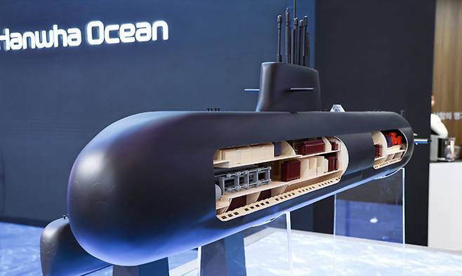 지난 4월 24일 경남 창원시 진해구 해군사관학교에서 열린 ‘2024 이순신방위산업전(YIDEX)’에서 한화오션 부스에서 관계자가 장보고-III 배치-II 잠수함을 소개하고 있다. 창원=뉴스1