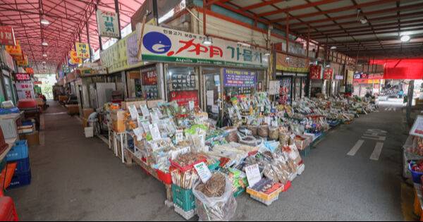 2024년 12월 폐지를 앞두고 있는 안산시 단원구 안산시민시장의 모습. 각종 약재들이 놓여 있지만 손님의 모습은 보이질 않는다.