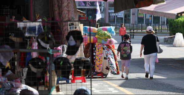 한 모녀가 안산시 단원구 안산시민시장을 지나가고 있다.