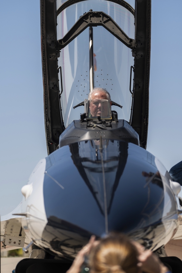 AI 전투기 - 2024년 5월 2일(현지시간) 프랭크 켄달 미 공군장관이 캘리포니아주 에드워즈 공군기지에 있는 X-62A 비스타 자율 전투기의 조종석 앞에 앉아 있다. 이번 비행은 AI가 미래에 공중전에서 어떤 역할을 할 것인지에 대한 자신감을 표명하는 것이다. 미 공군은 이 기술을 이용해 1000대의 무인 전투기를 운용할 계획이다. / 사진=AP 연합뉴스