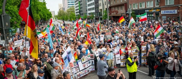 독일 북부 도시 함부르크에서 지난 4일(현지시간) 사람들이 거리로 나서 지난주 이슬람 세력과 연관된 사람들이 요구한 집회에 항의하는 대규모 반대 시위가 벌어졌다.