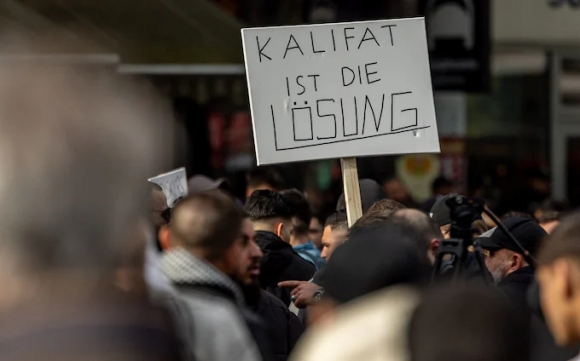 무슬림 시위자들이 칼리프 국가가 해결책이라는 팻말을 들고 있다. / 사진=폭스뉴스