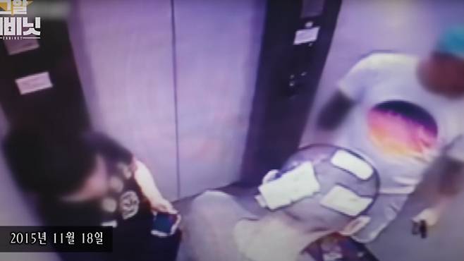 2015년 11월 임동준씨가 살해되기 며칠 전 태국 현지 엘리베이터 CCTV에 찍힌 모습. 폭행당해 머리 곳곳에 붕대가 붙어 있다. ⓒSBS 그것이 알고 싶다 캡처