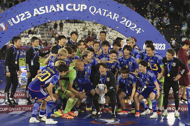 일본 23세 이하(U-23) 축구 대표팀 선수들이 4일 카타르 도하에서 열린 2024 U-23 아시안컵 결승에서 우즈베키스탄을 꺾고 시상대에 올라 우승컵을 들어올리고 있다. 도하|AP연합뉴스