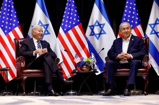 2023년 10월 18일 이스라엘 텔아비브에 방문한 조 바이든(왼쪽) 미국 대통령이 베냐민 네타냐후 이스라엘 총리와 만나 회담을 하고 있다.(사진=로이터)