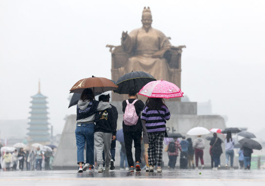 5일 비가 내리는 서울 광화문광장에서 한 가족이 우산을 쓴 채 걸어가고 있다.(사진=연합뉴스)